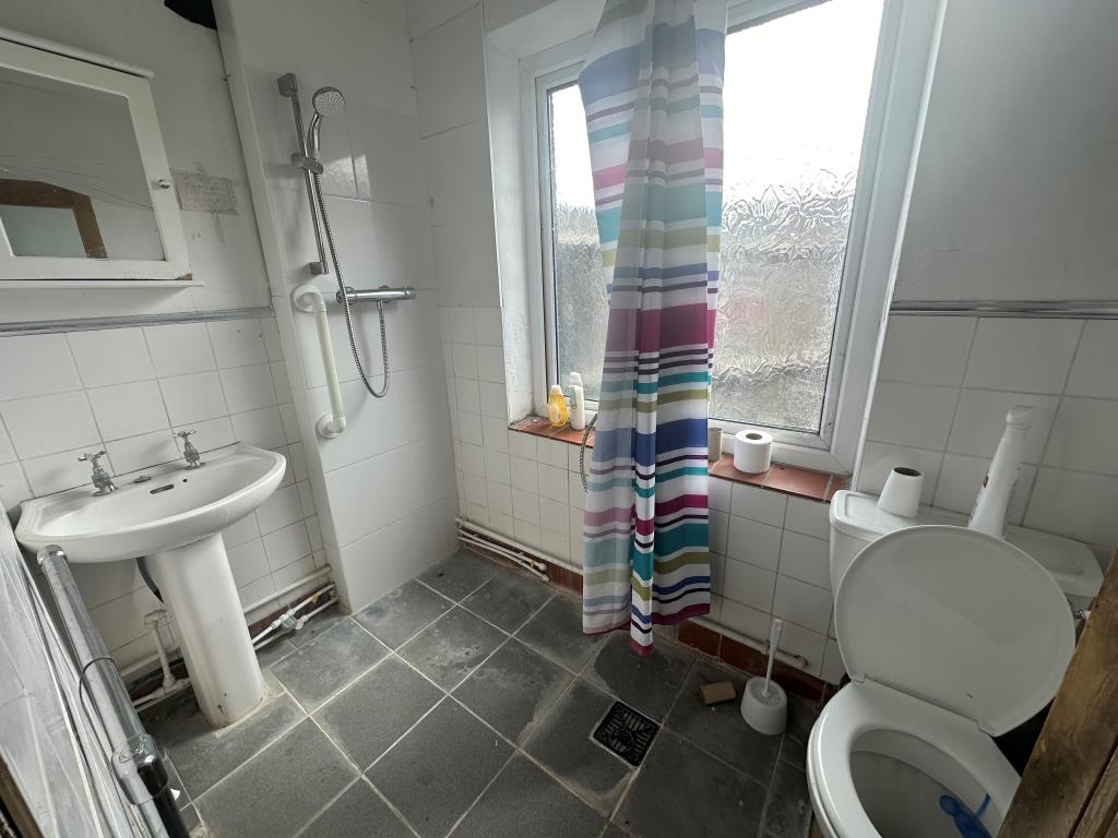 Lot: 157 - CHALET BUNGALOW FOR REFURBISHMENT POTENTIAL FOR EXTENSION - Wetroom with W.C.